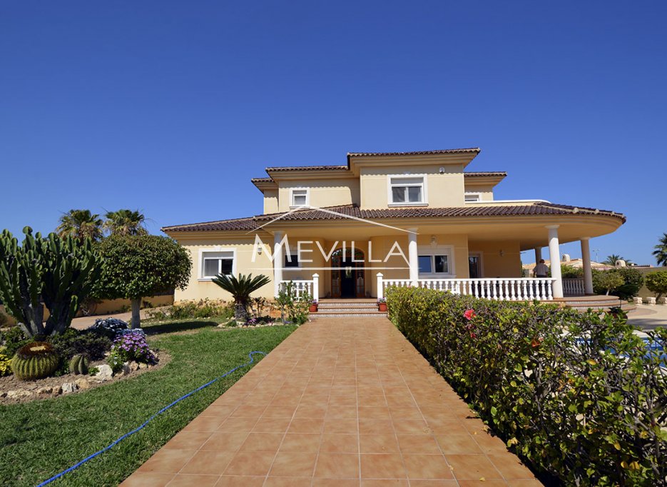 BEAUTIFUL VILLA WITH SEAVIEWS ON BIG PLOT IN CABO ROIG