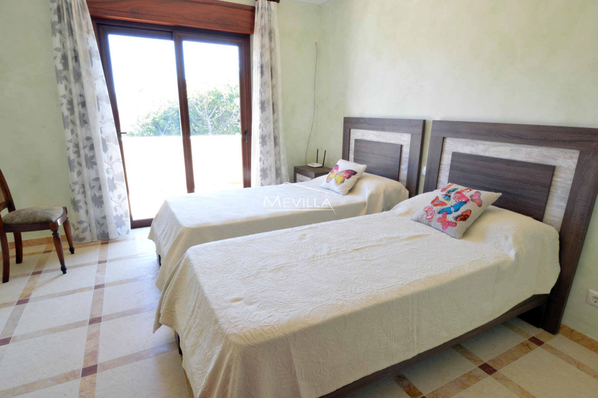 Das Schlafzimmer mit 2 getrennten Betten