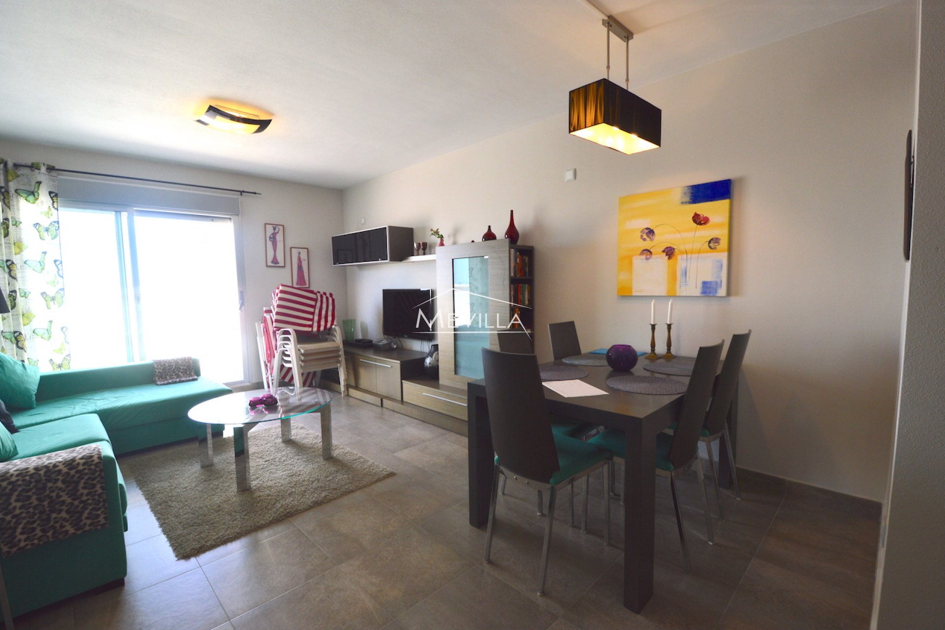 Das Wohnzimmer mit Essbereich
