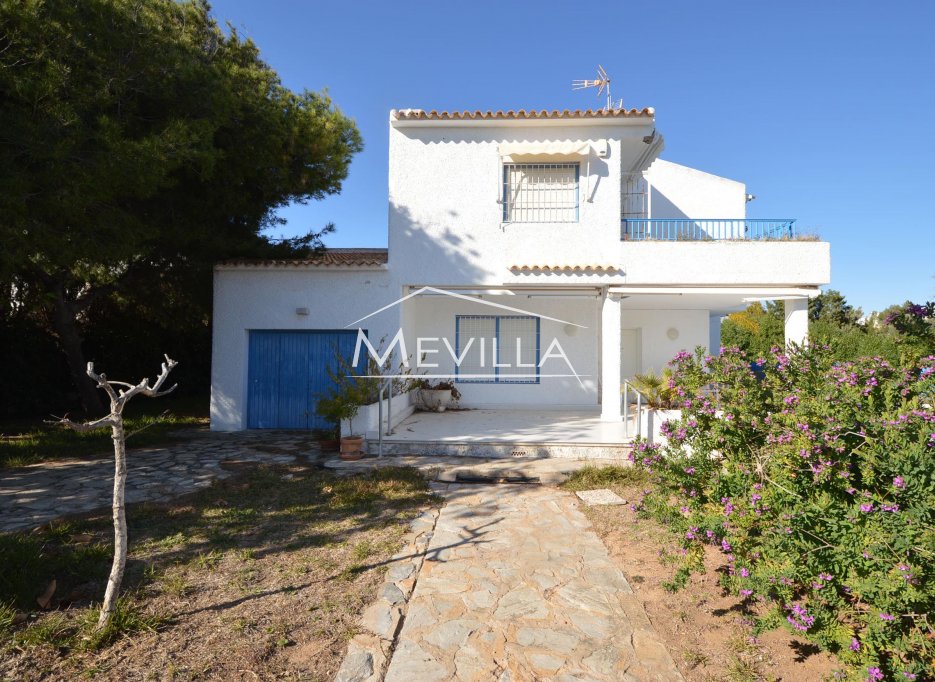 DETACHED PROPERTY WITH SEA VIEWS VERY CLOSE BY THE BEACH