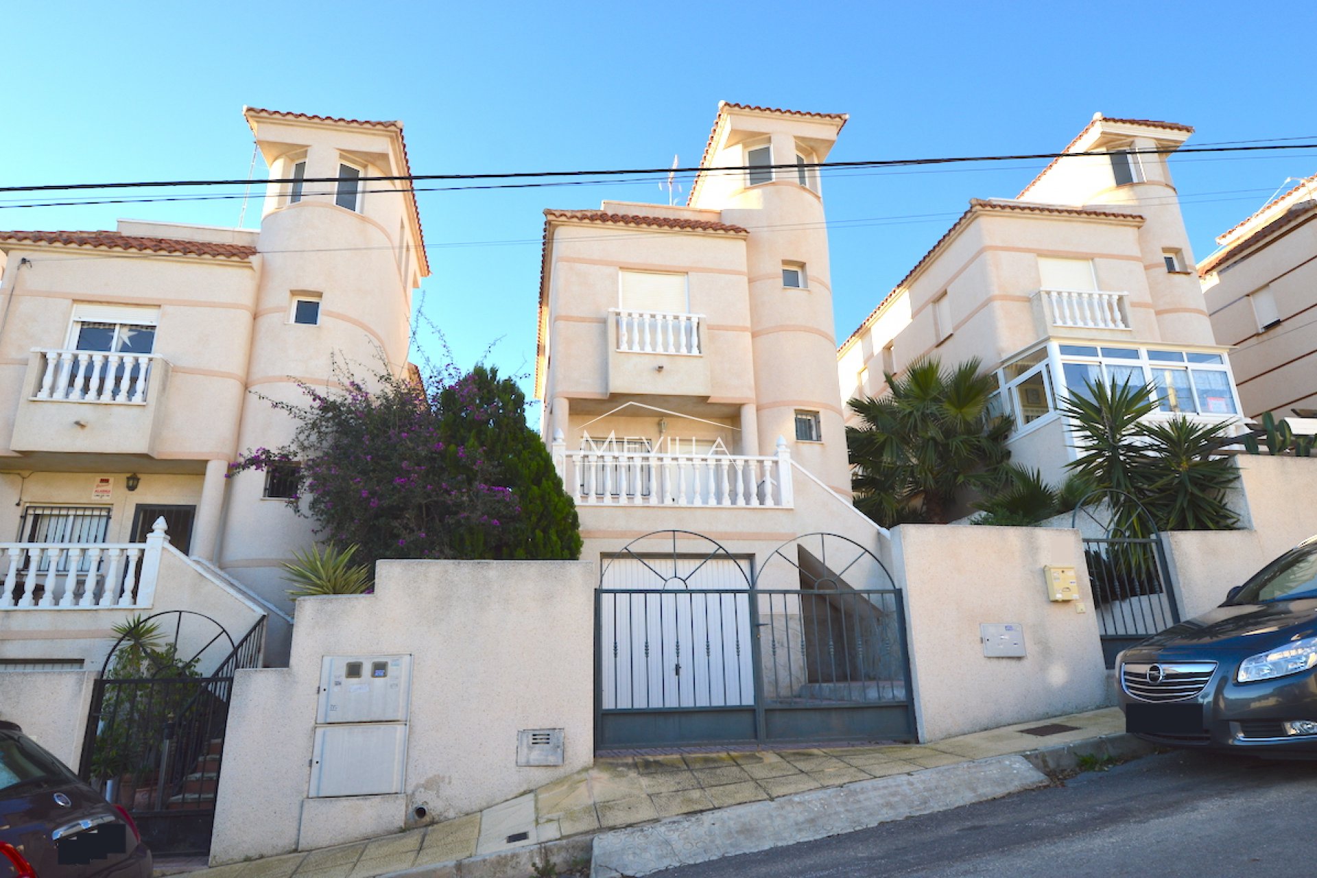 Detached villa in Villamartin by the golf courses for sale