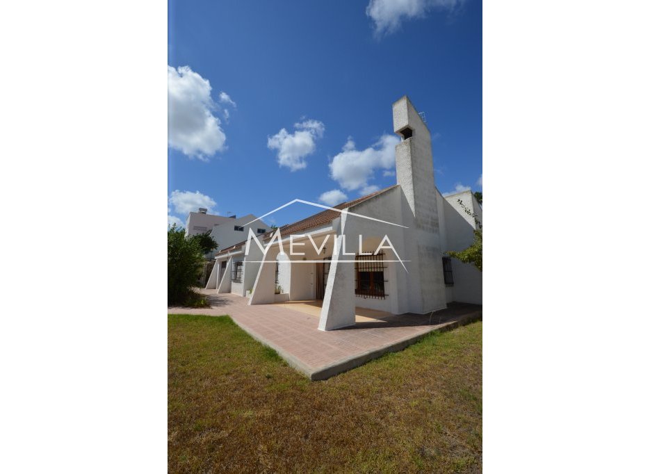 Detached villa with a large plot for sale in San Miguel de Salinas.