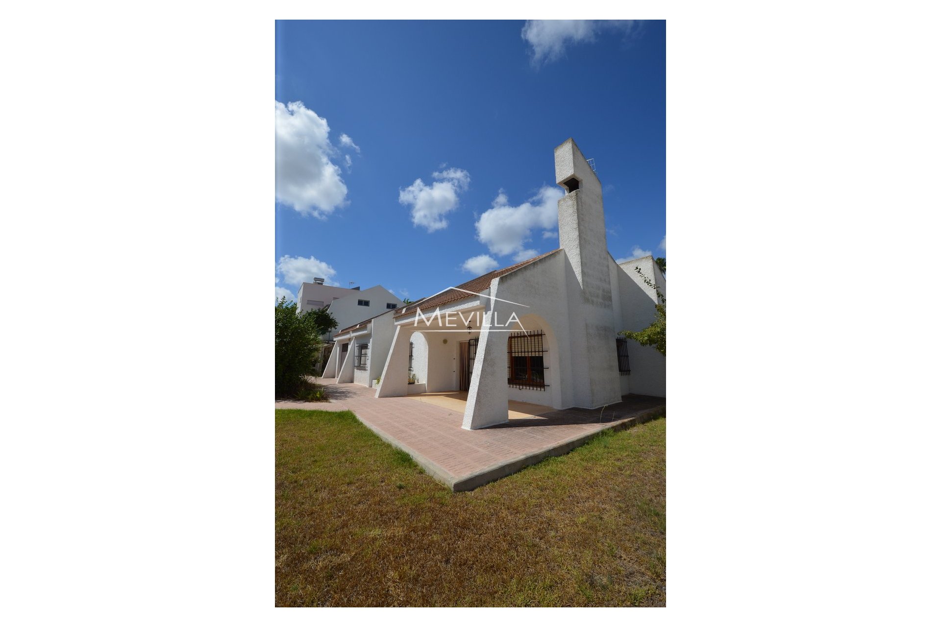 Detached villa with a large plot for sale in San Miguel de Salinas.