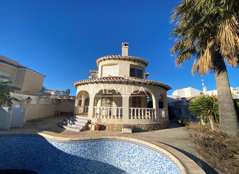 DETACHED VILLA WITH A PRIVATE SWIMMING POOL IN LA ZENIA