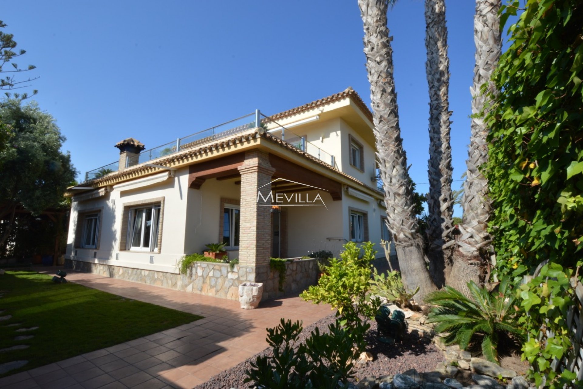 Die Villa mit Garten und Pool