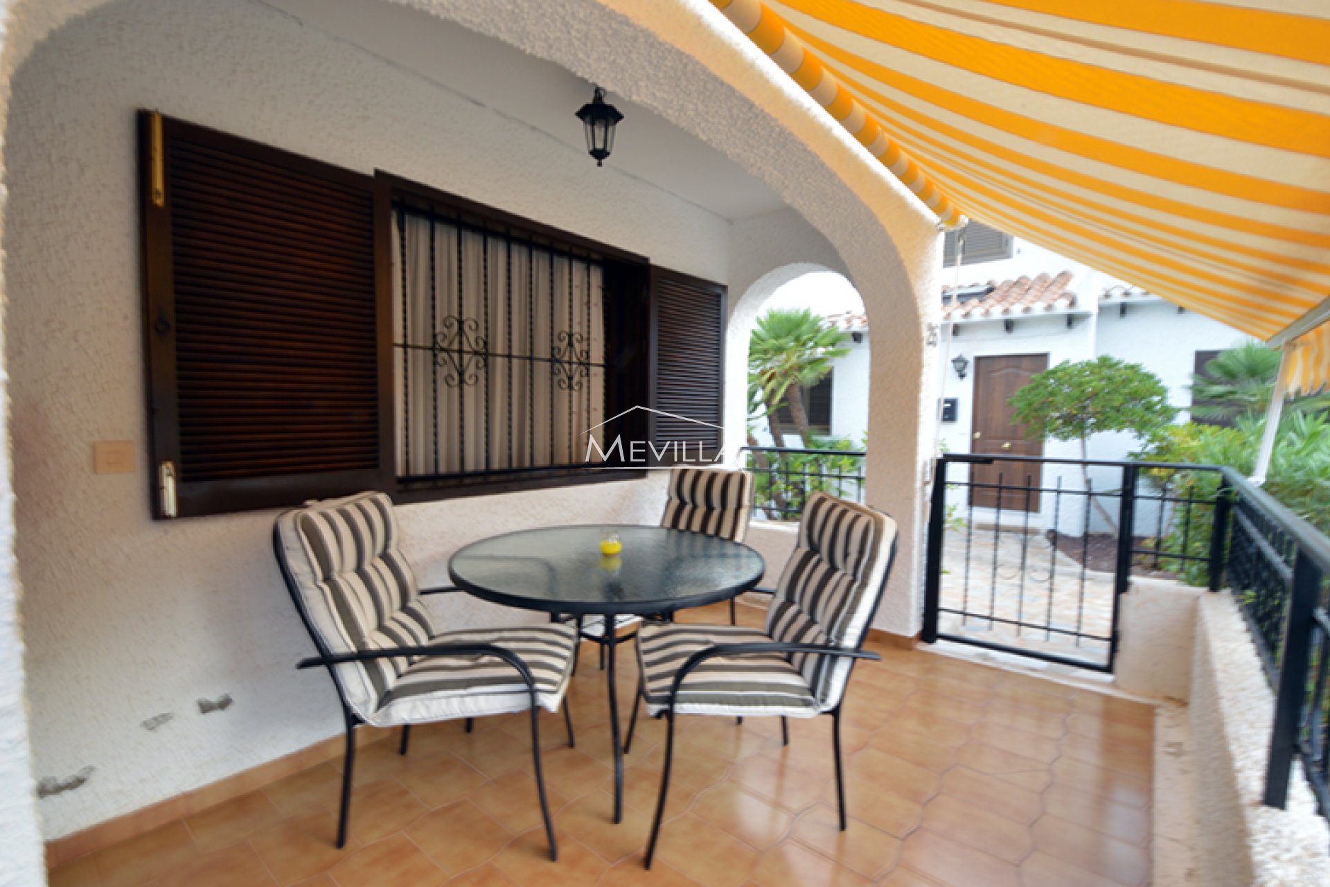 ein Balkon mit Blick auf den Pool