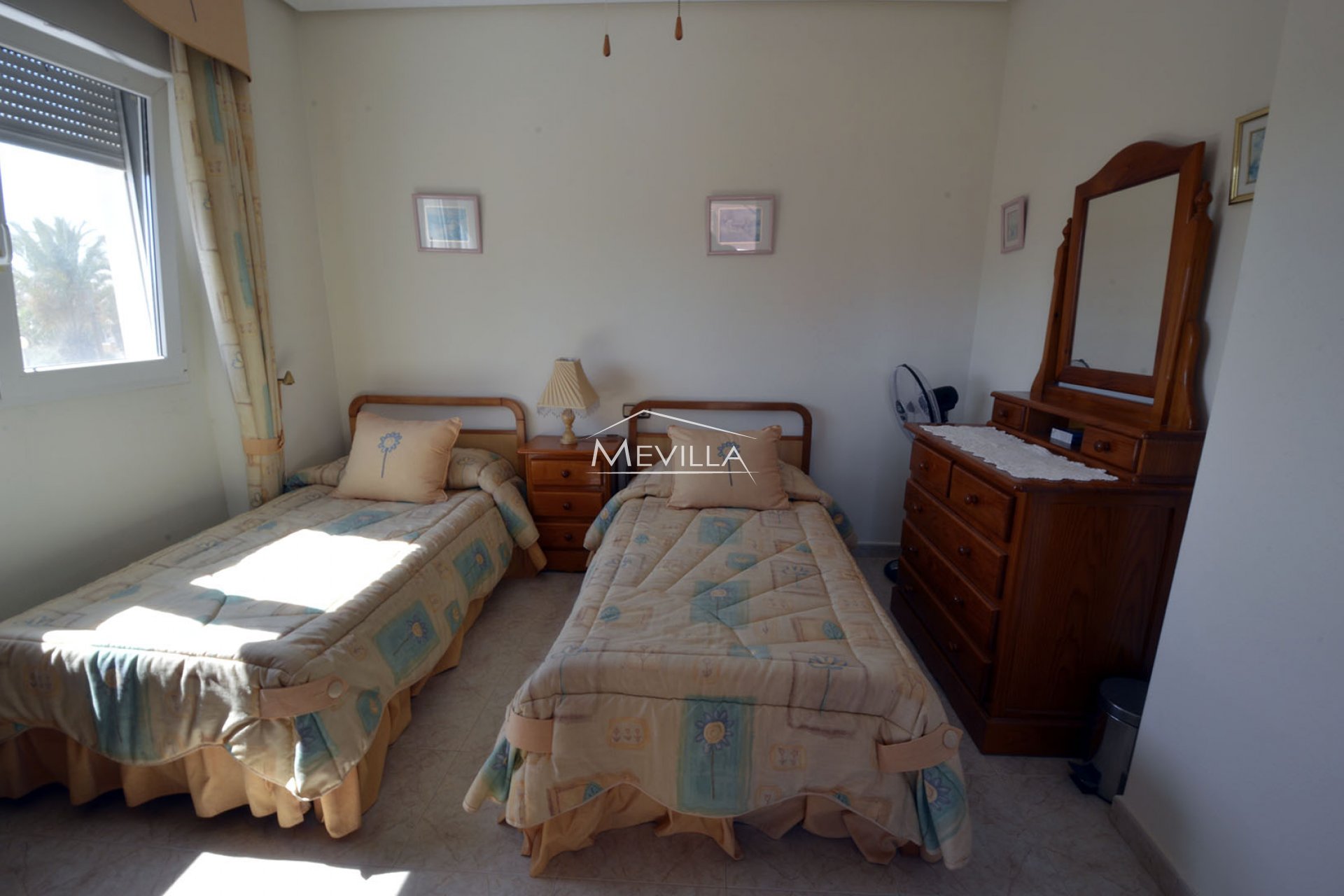 Ein Schlafzimmer mit 2 getrennten Betten