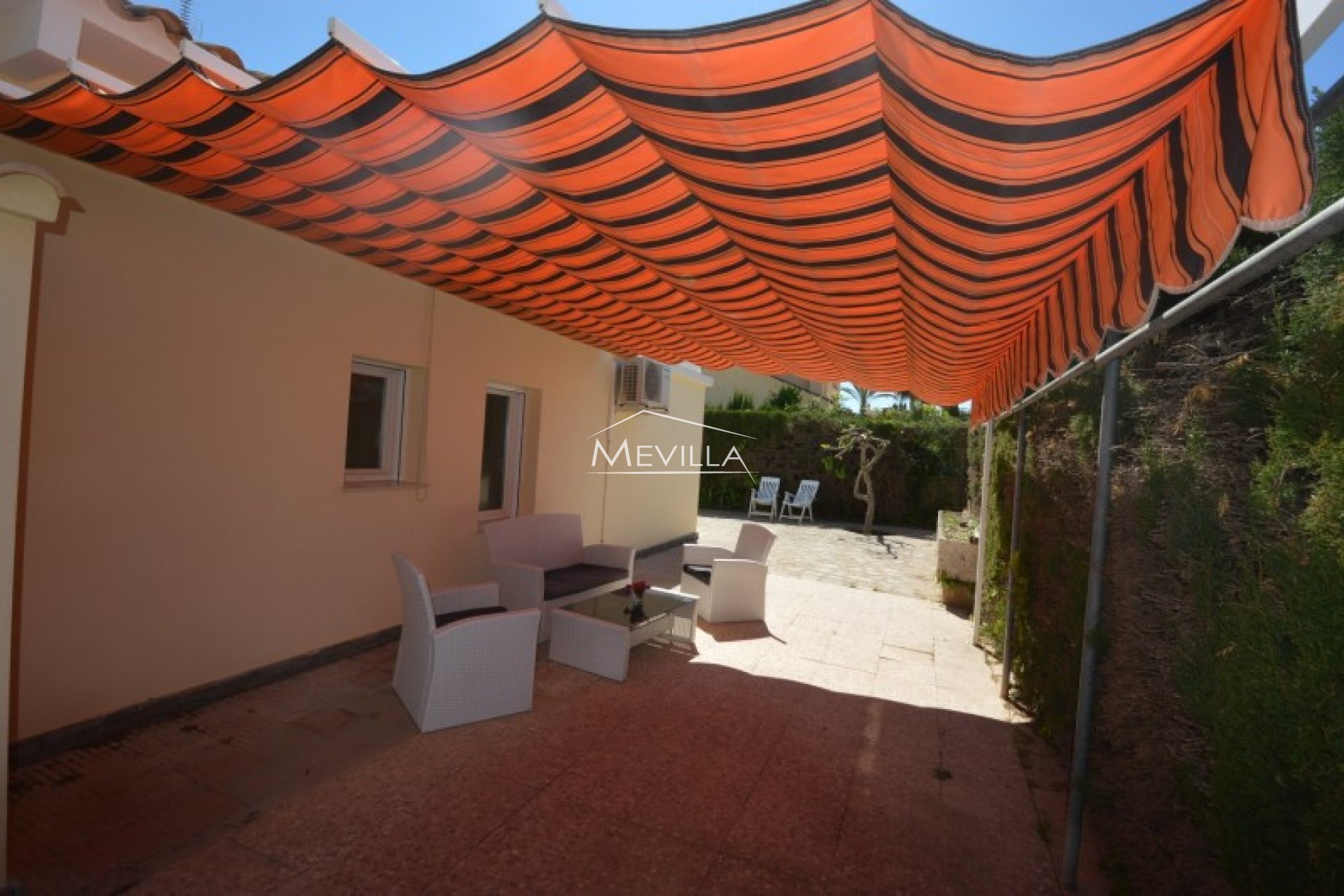 Eine überdachte Terrasse