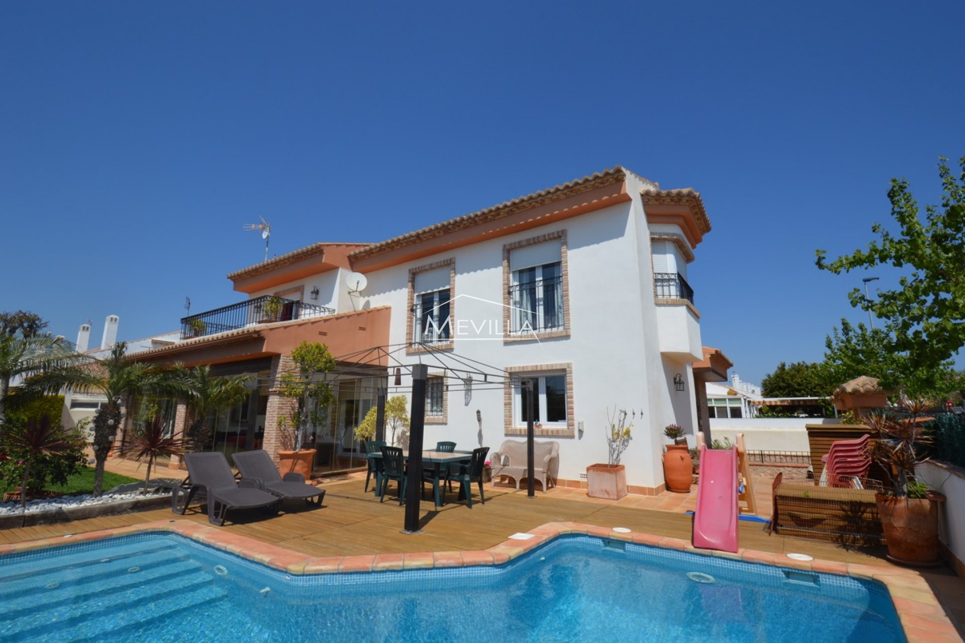 Exclusiva villa independiente junto a la playa de Torre de la Horadada