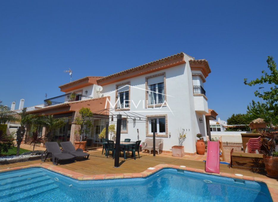 Exclusive independent villa next to the beach of Torre de la Horadada