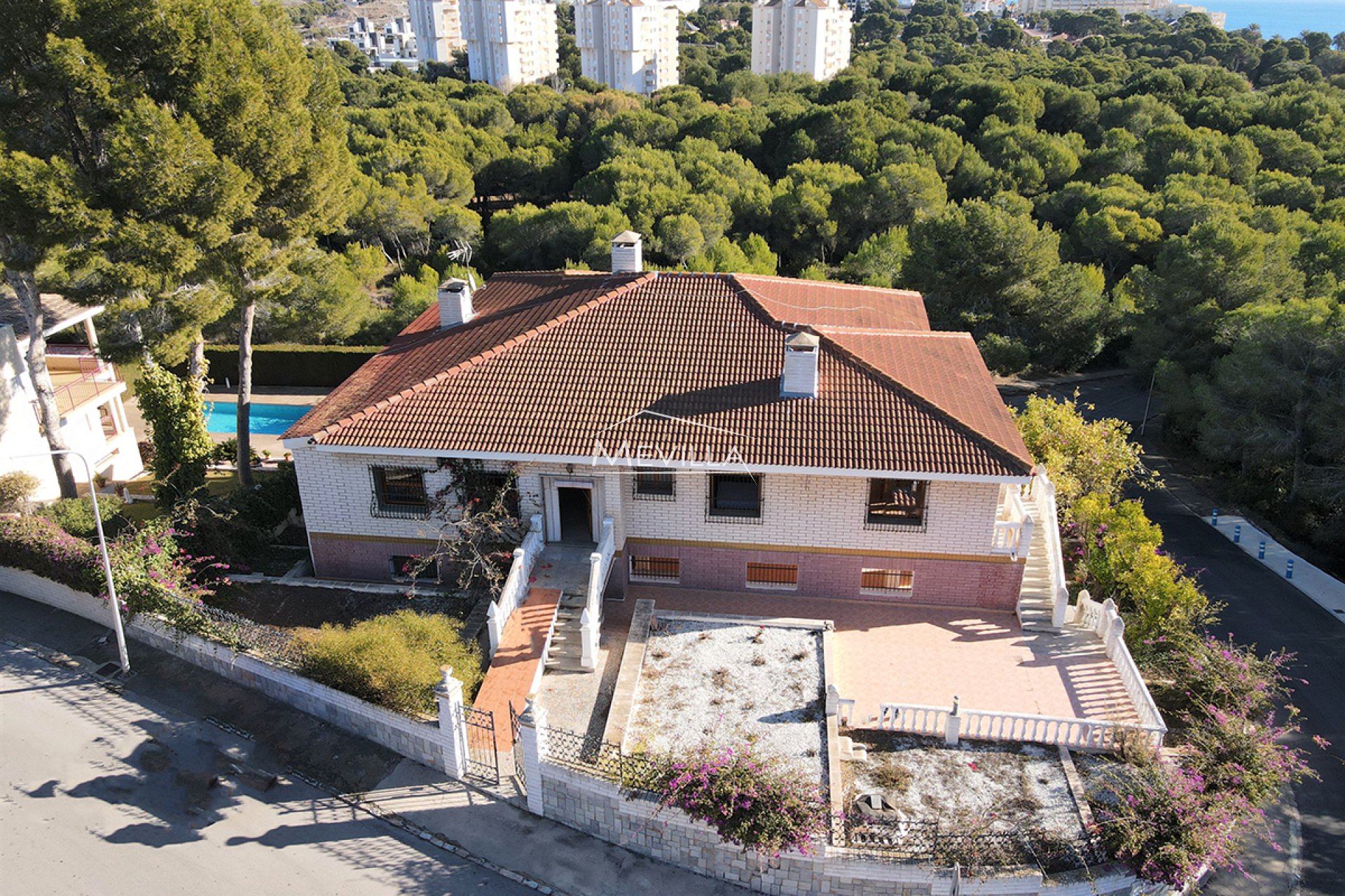 Frittliggende villa med vakker utsikt til salgs i Campoamor, Costa Blanca.