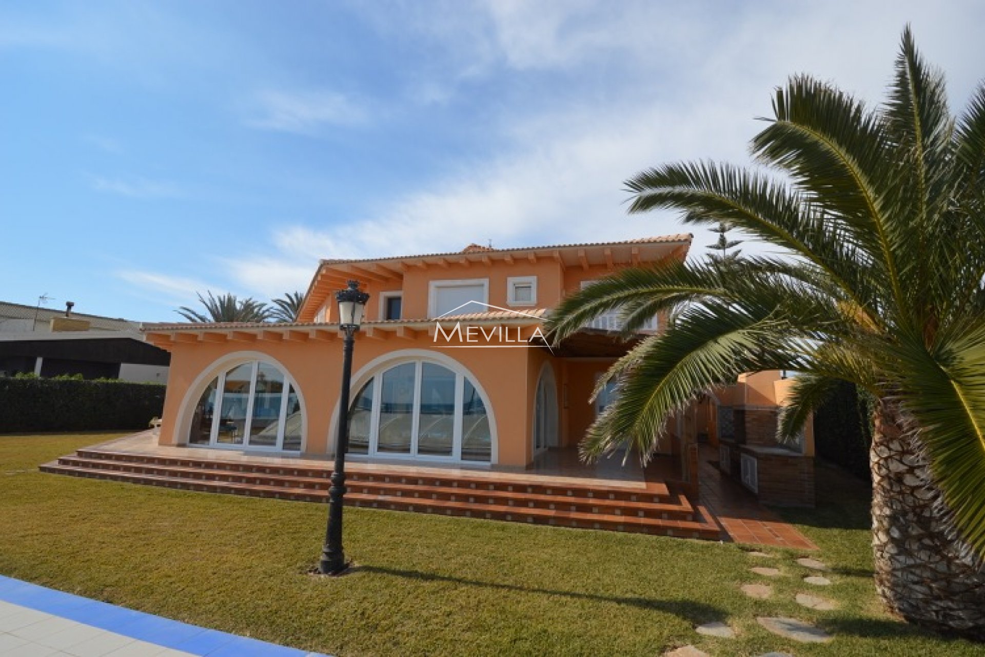 Frontline villa in Cabo Roig 