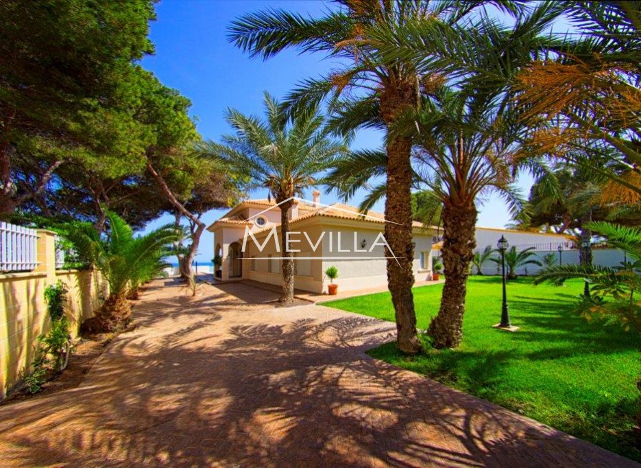 FRONTLINE VILLA IN PUNTA PRIMA BY TORREVIEJA FOR SALE - SPECTACULAR SEA-VIEWS