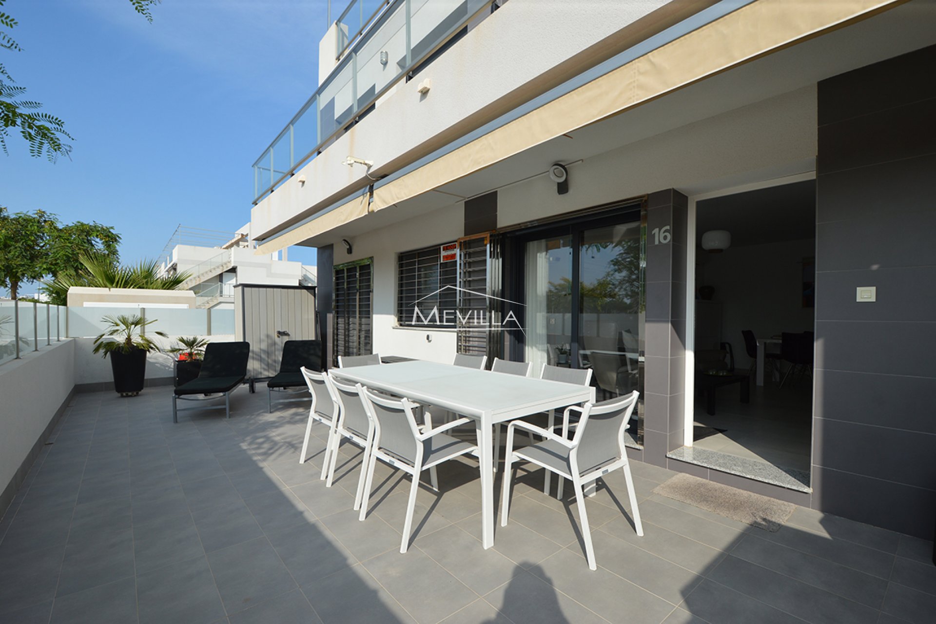 Ground floor apartment with large terrace in Torre de la Horadada for sale.