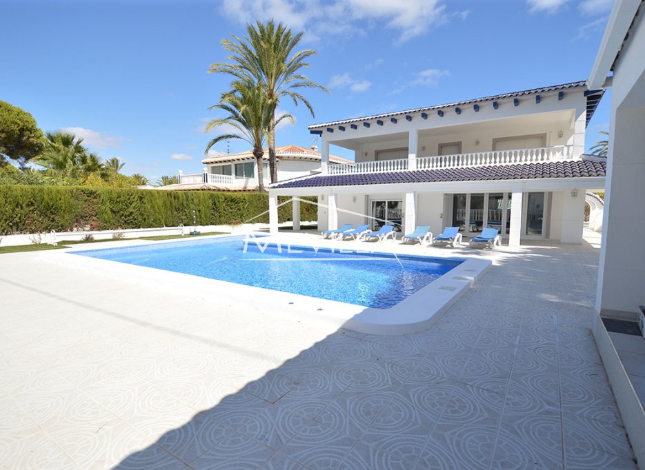 IMPONERENDE VILLA I CABO ROIG TIL SALG