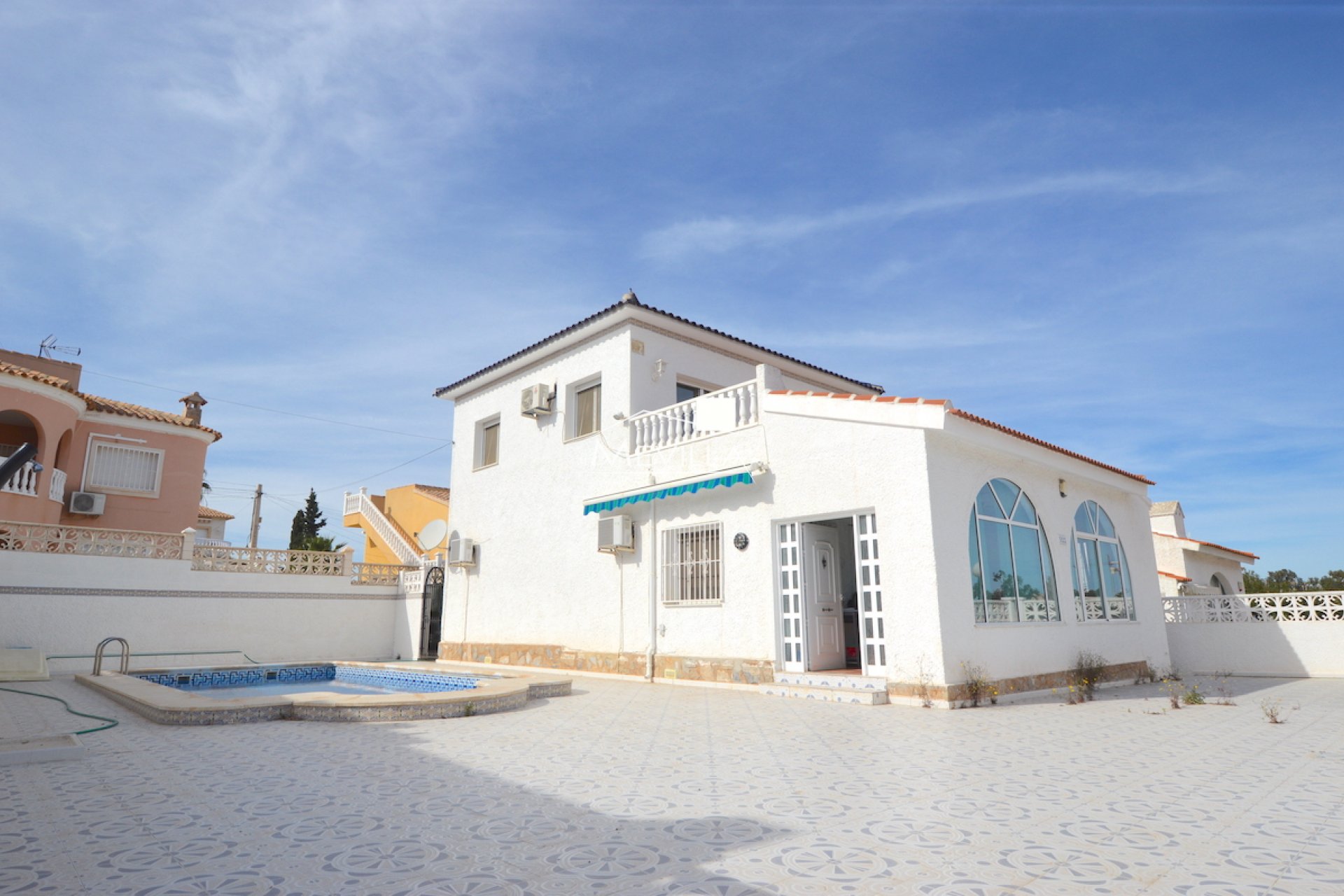 INDEPENDENT VILLA WITH PRIVATE POOL FOR SALE IN VILLAMARTIN.