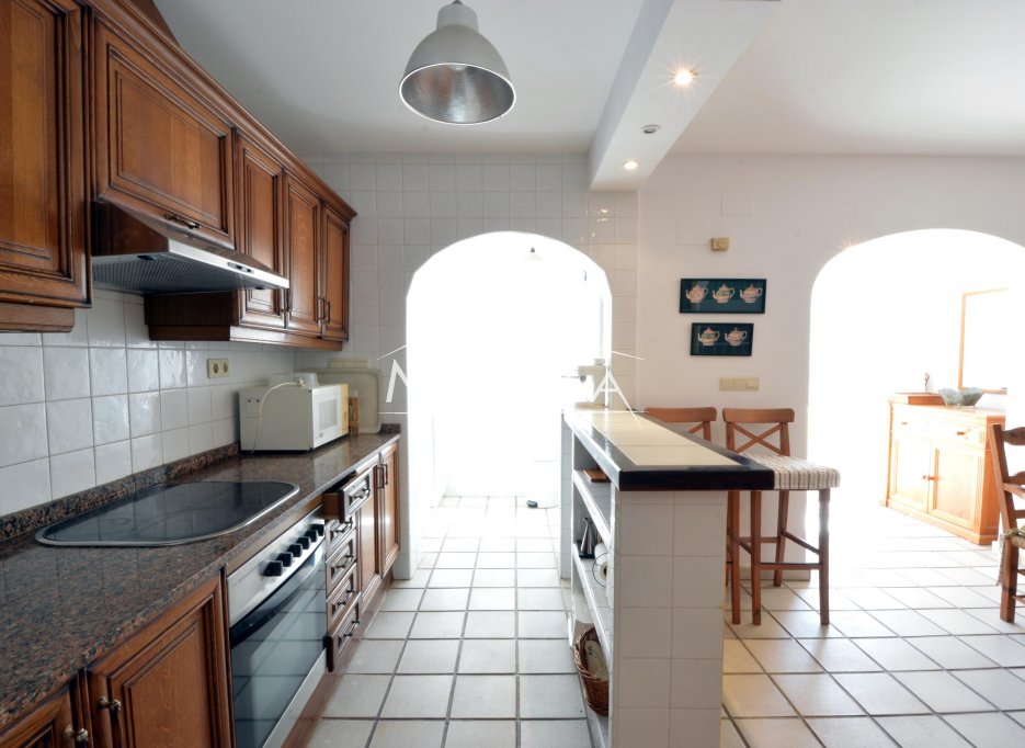  La cocina  con el comedor