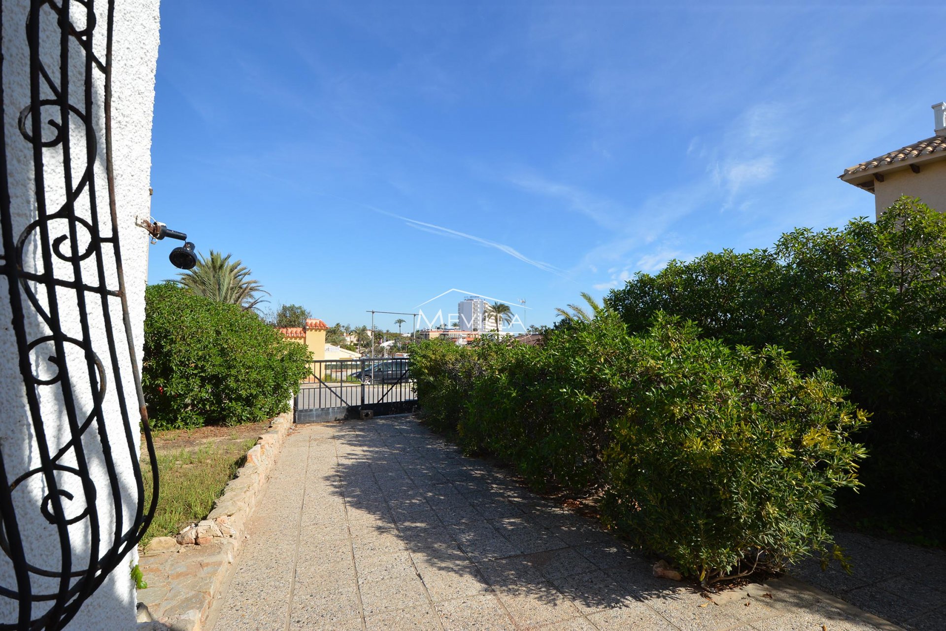 La entrada a la parcela.