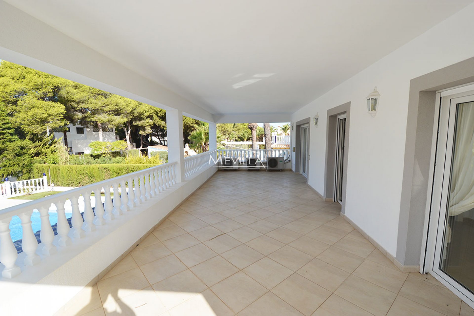 La terraza con vista al jardín trasero