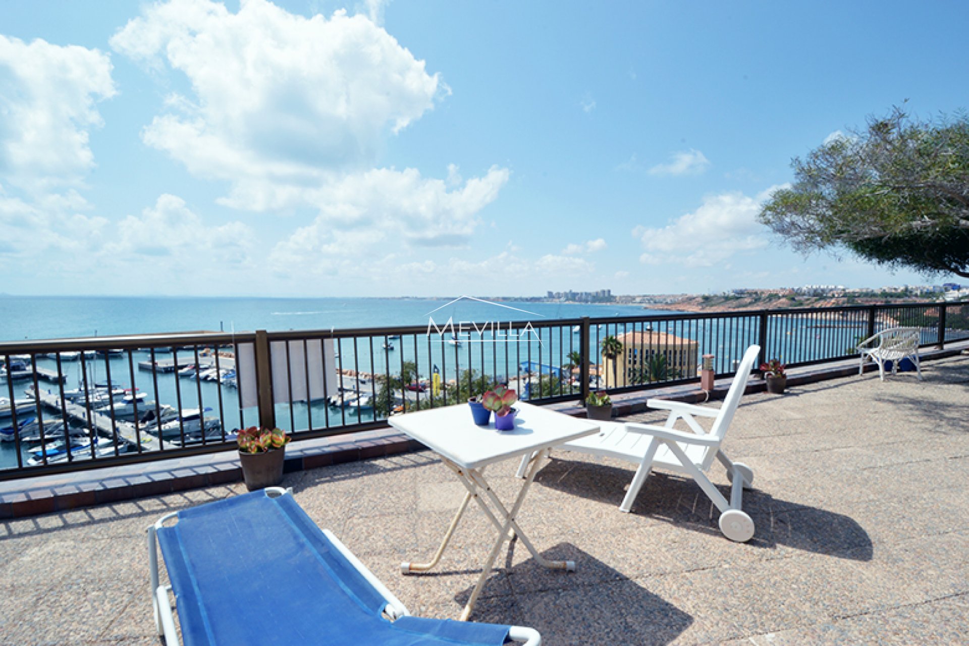 La terraza con vistas al mar