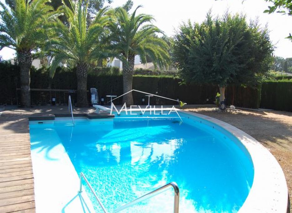 La villa con jardín.