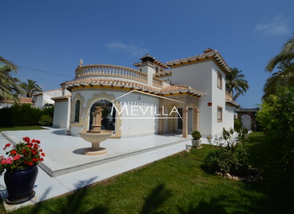 LOVELY VILLA WITH SEA VIEWS FOR SALE IN CABO ROIG