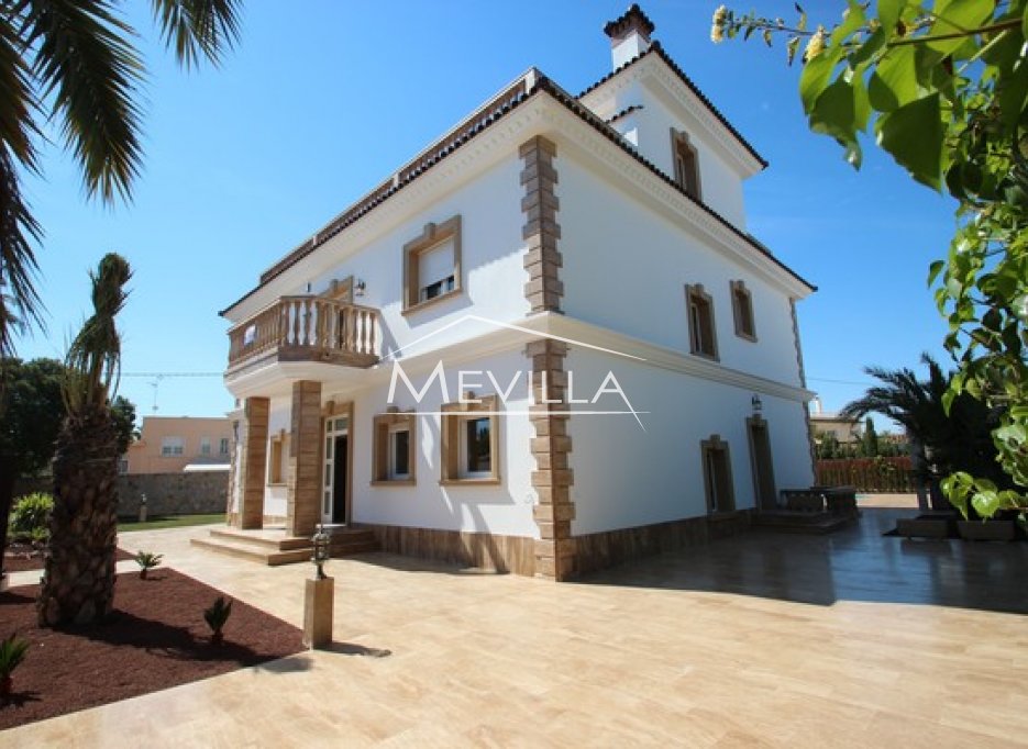 LUXURY VILLA NEXT TO THE BEACH IN CABO ROIG FOR SALE