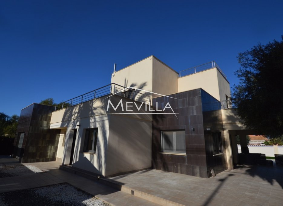 MODERNE VILLA NUR 200 METER VOM STRAND IN CABO ROIG ZU VERKAUFEN