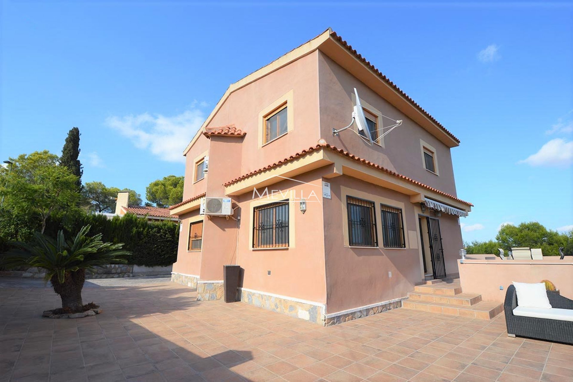 Nice villa with a private swimming pool in Pinar de Campoverde for sale