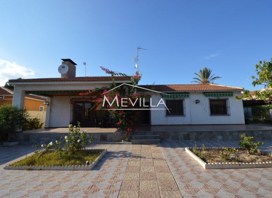 Older villa, in good conditions but in need of some refurbishment for sale in Dehesa de Campoamor, Orihuela Costa