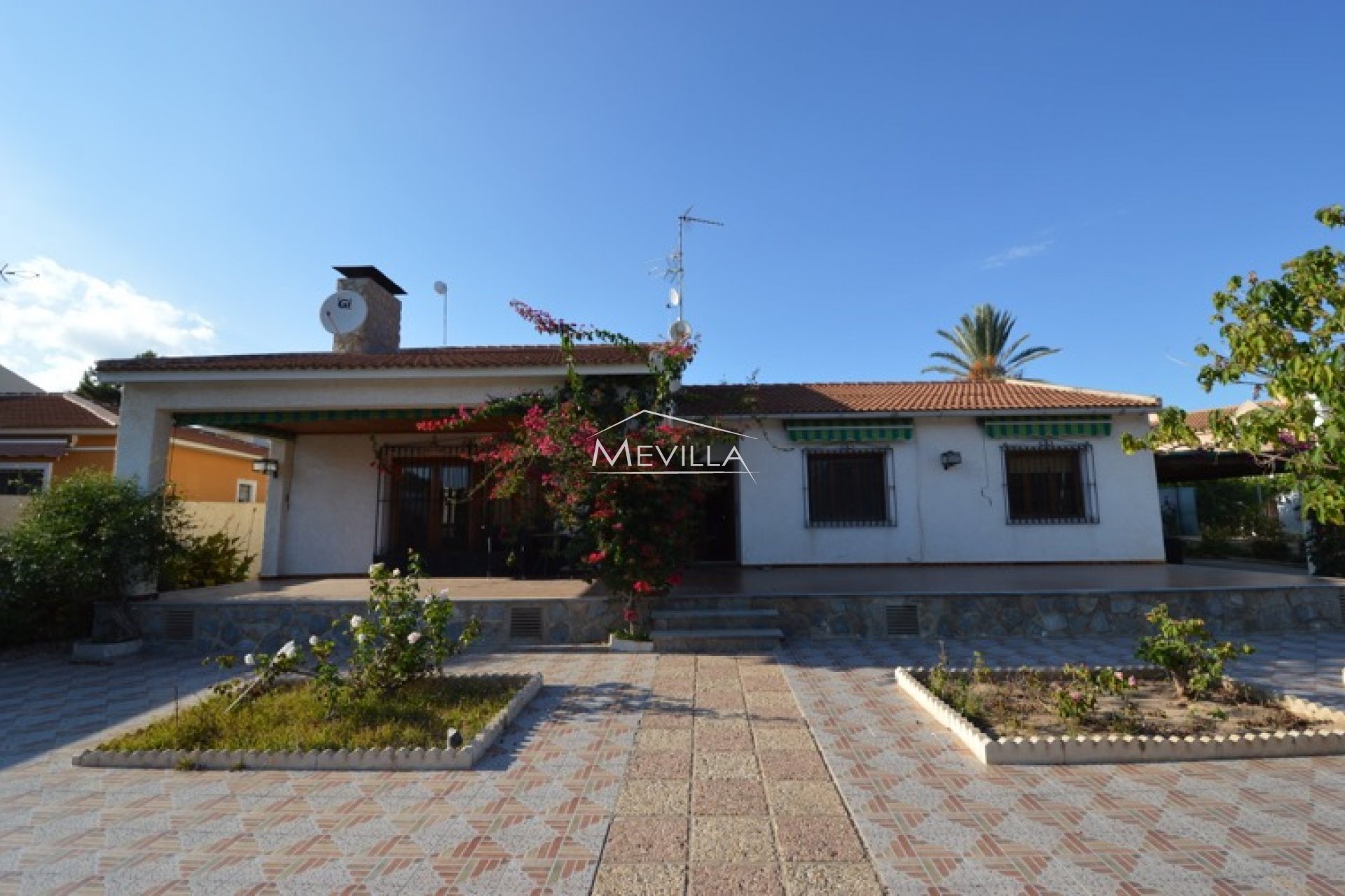 Older villa, in good conditions but in need of some refurbishment for sale in Dehesa de Campoamor, Orihuela Costa