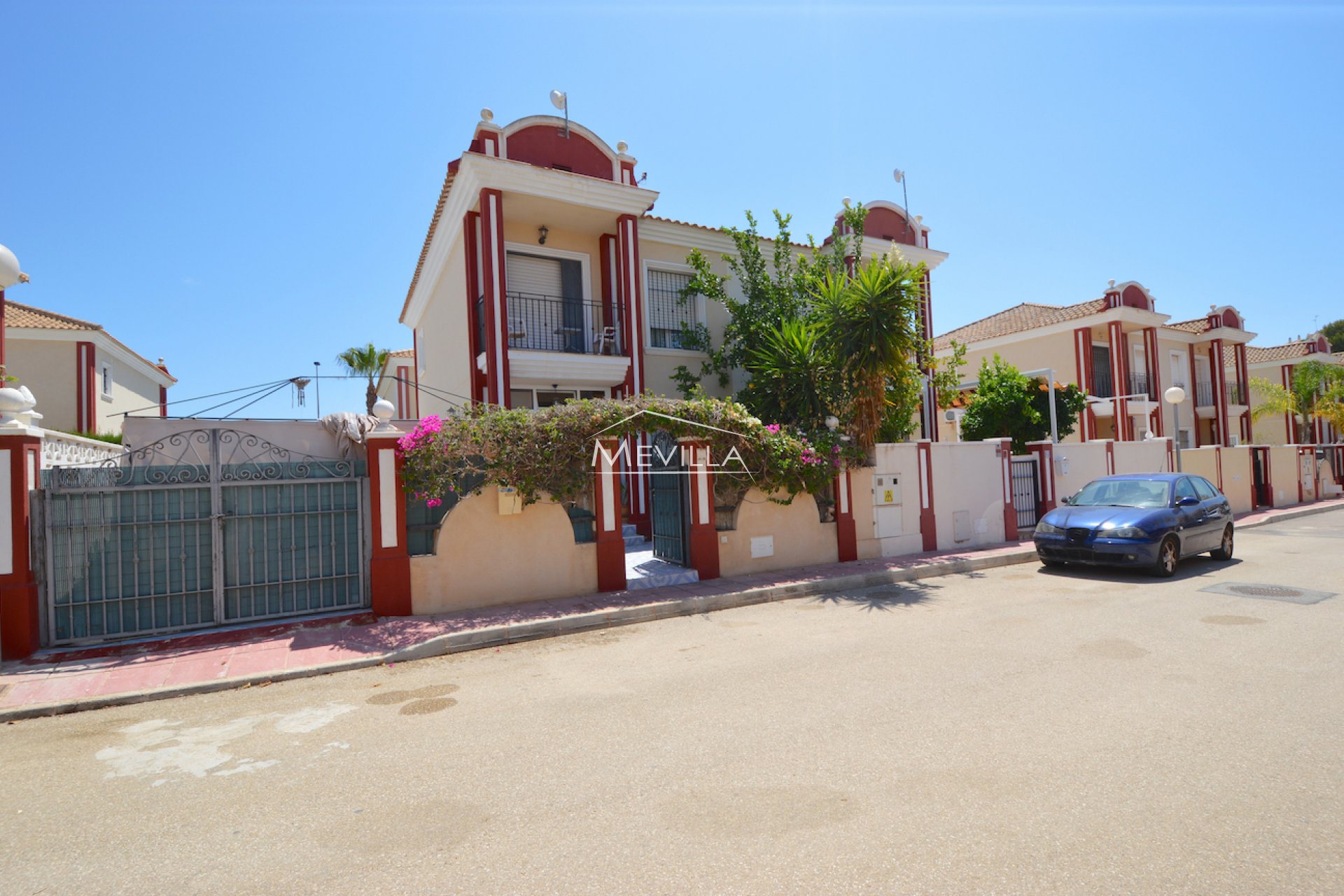 Rekkehus duplex med privat basseng til salgs i Campoamor.