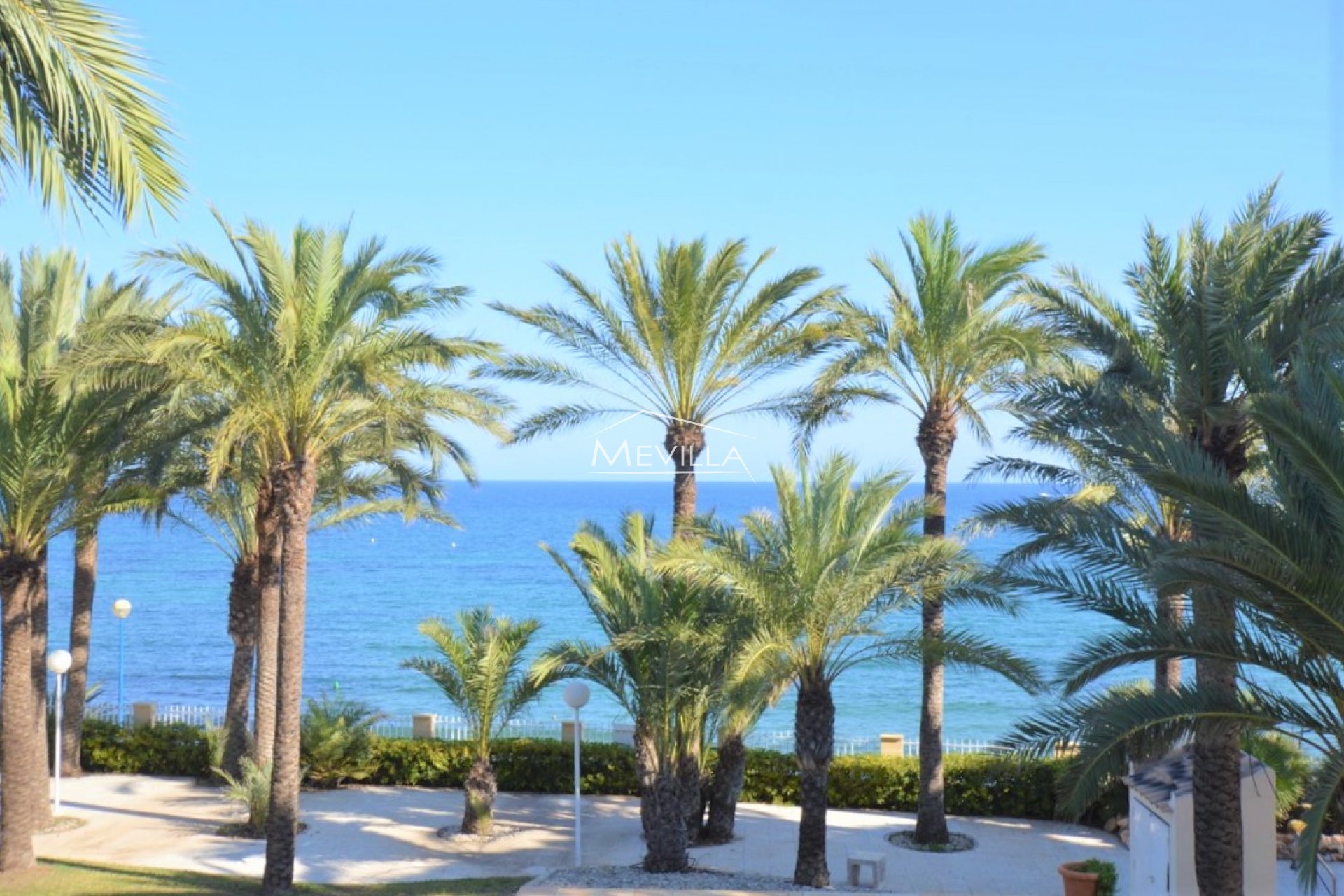 Reventas - Chalet / Villa - Orihuela Costa - Punta Prima