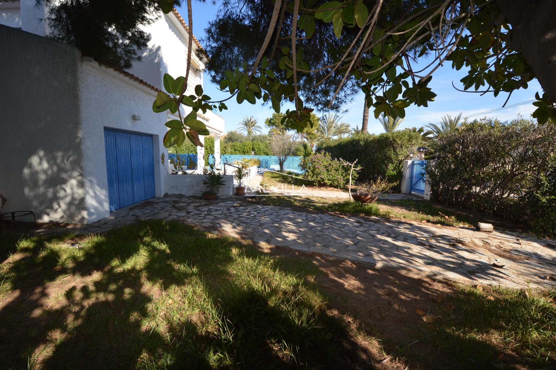 The villa with garden 