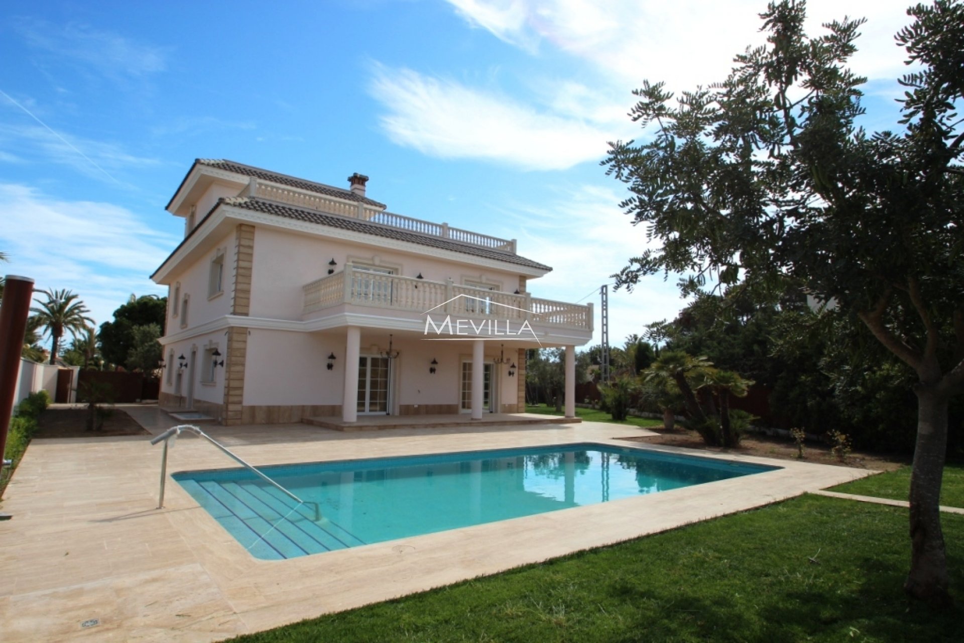 The villa with swimming pool 