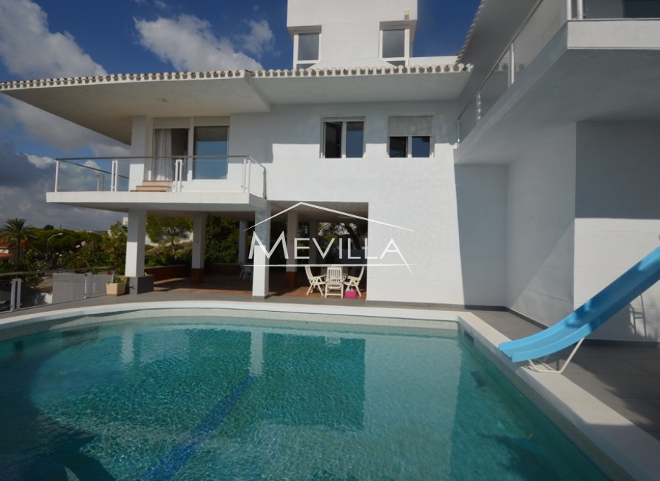 This magnificent villa has an area of 500m2 and a plot of 1200m2