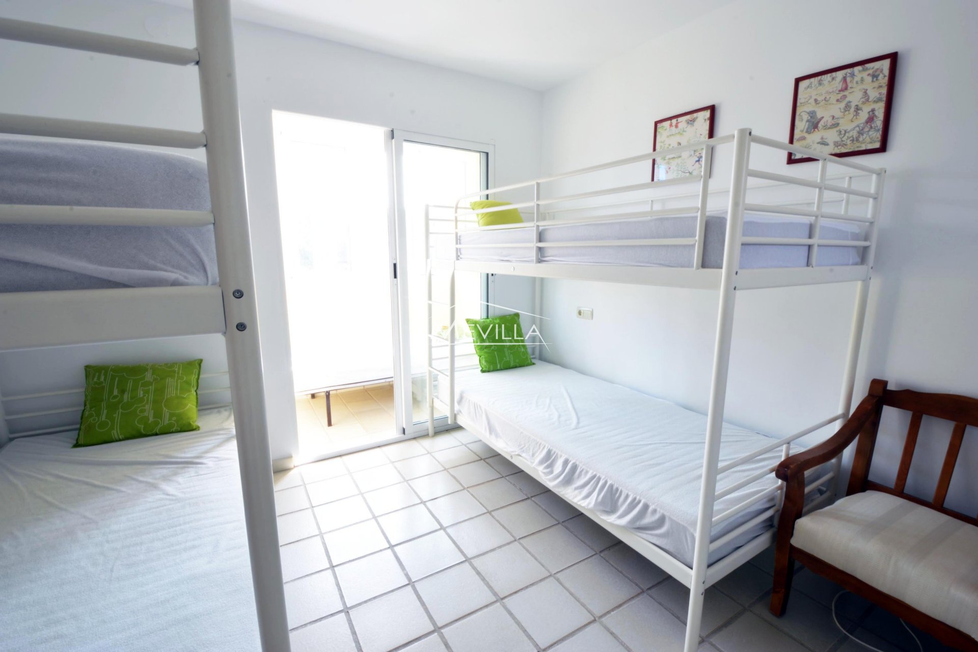 Un dormitorio con 4 camas