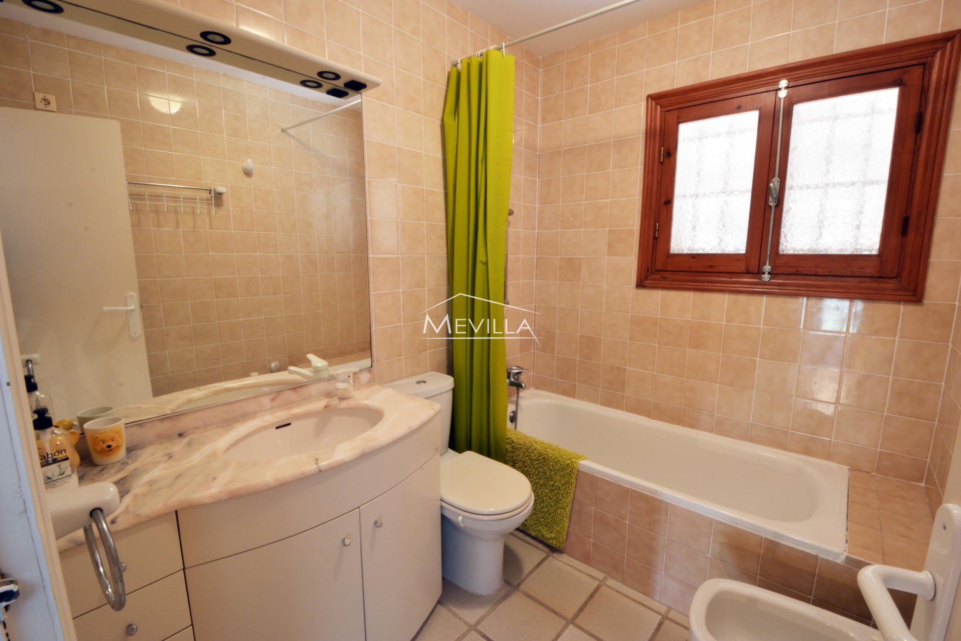 Un gran baño en el primer planta