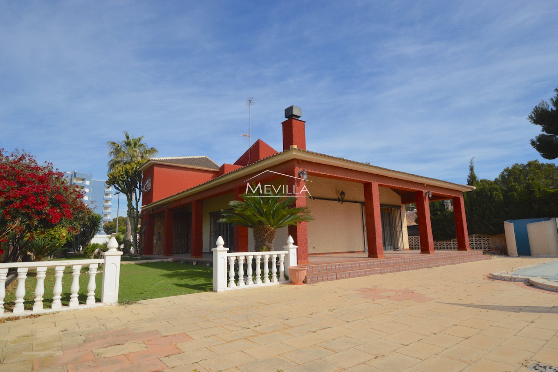 UNABHÄNGIGE VILLA MIT PRIVATEM POOL ZUM VERKAUF IN CAMPOAMOR