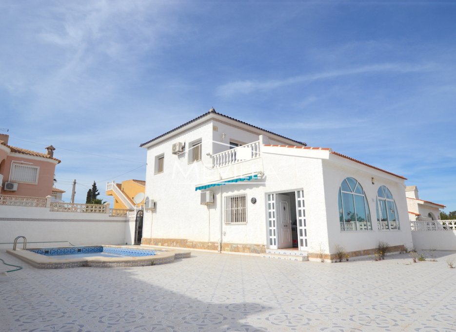 UNABHÄNGIGE VILLA MIT PRIVATEM POOL ZUM VERKAUF IN VILLAMARTIN.