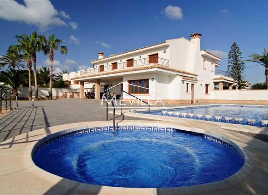 Villa in erster Meerlinie in Cabo Roig zu verkaufen