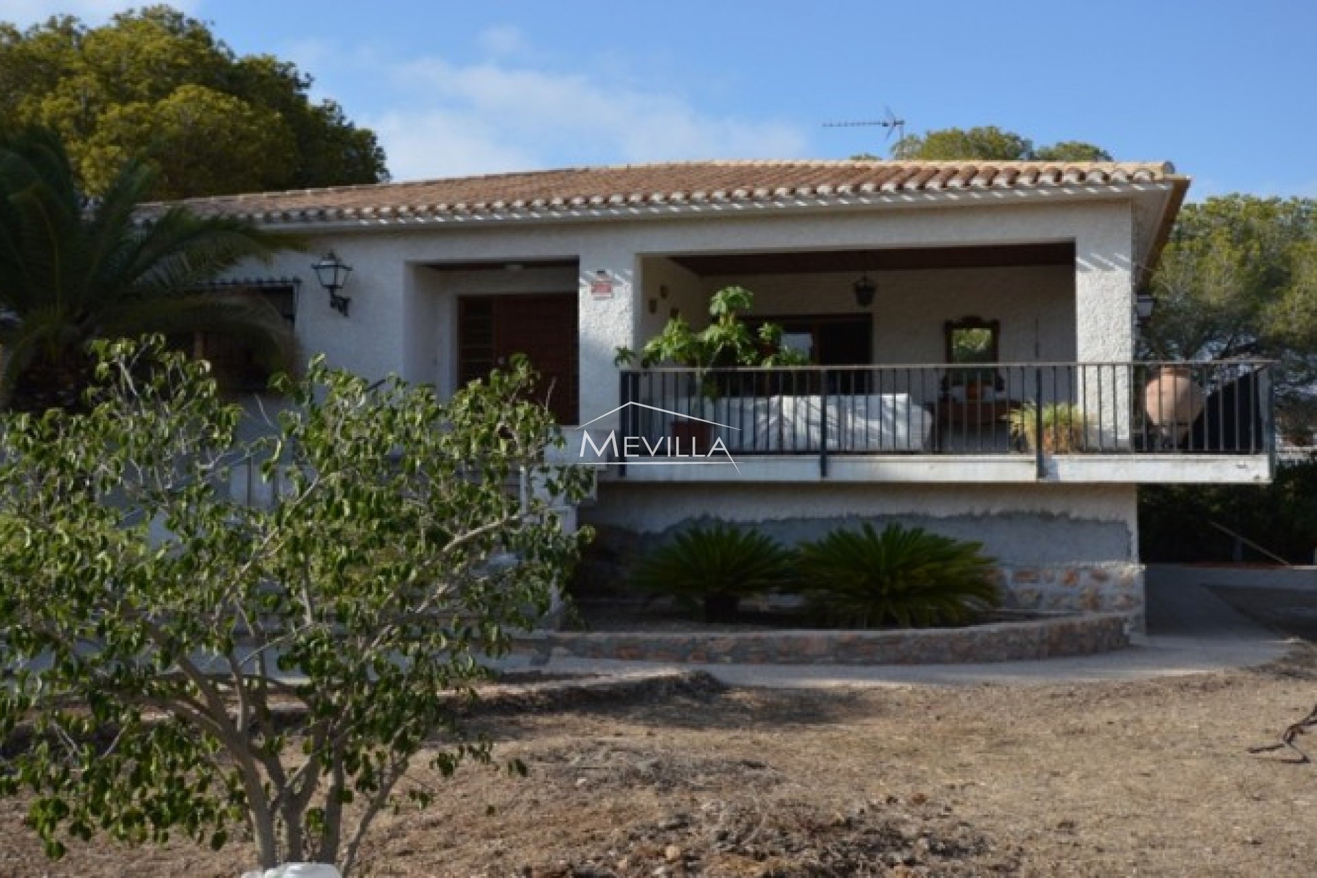 VILLA IN LOVELY LOCATION AND HUGE PLOT IN CAMPOAMOR