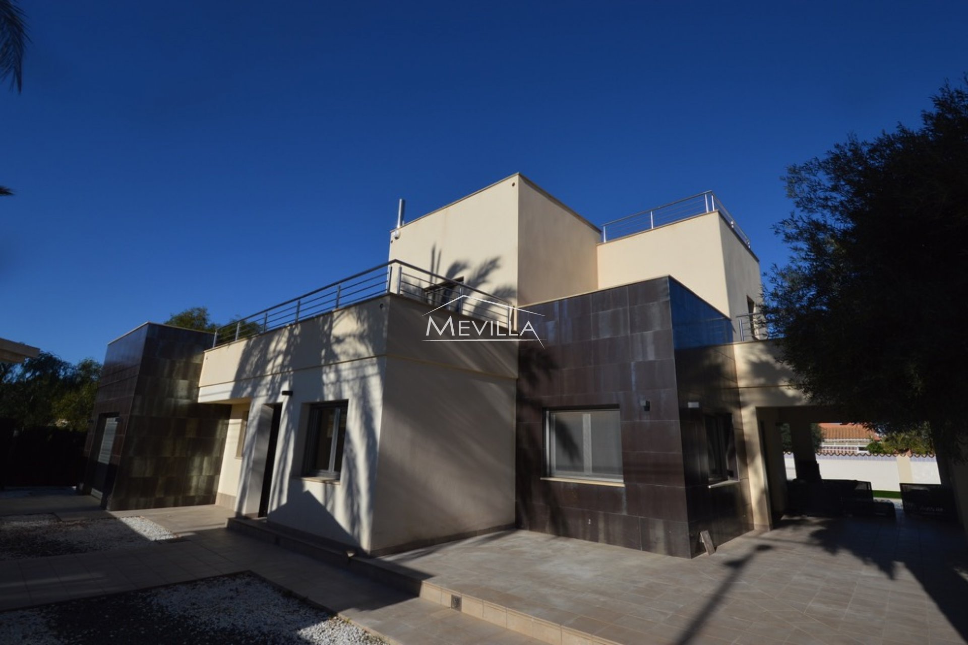 VILLA MODERNA A SOLO 200 METROS DE LA PLAYA EN CABO ROIG EN VENTA