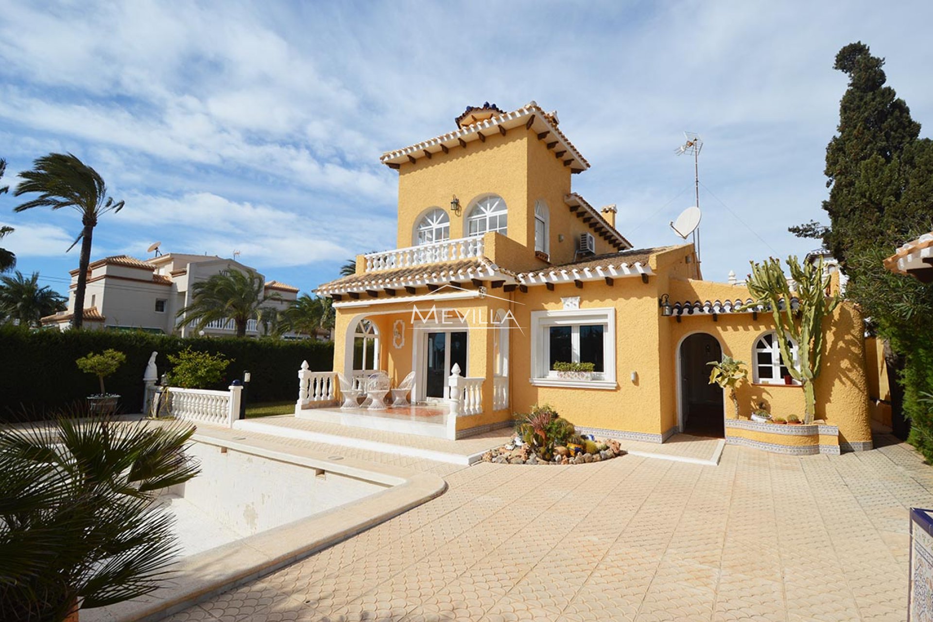 VILLA NEXT TO THE BEACH IN PLAYA FLAMENCA