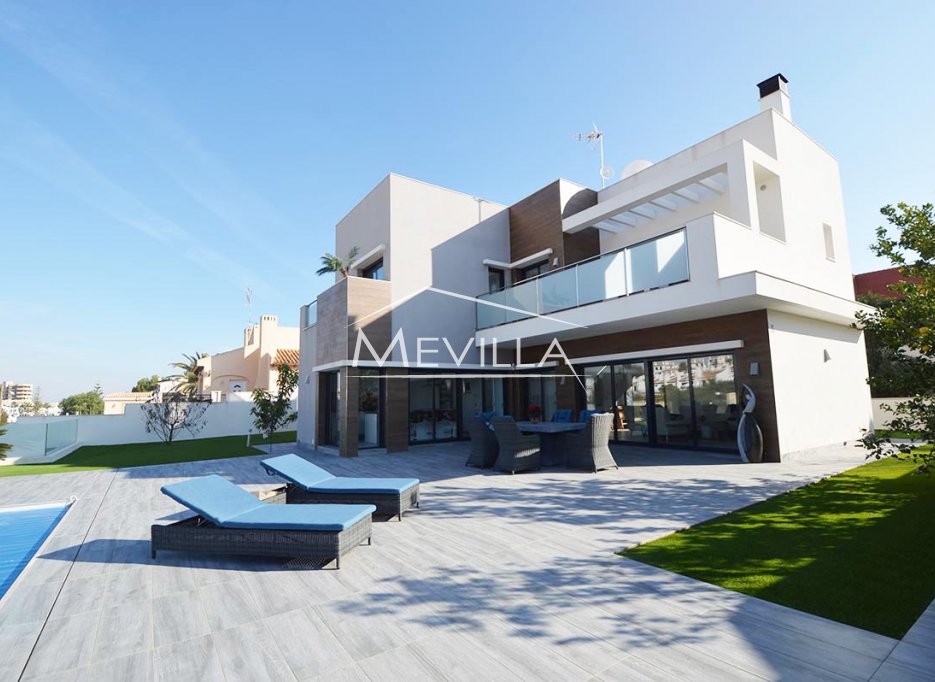 VILLA OF MODERN CONSTRUCTION WITH LARGE PLOT IN CABO ROIG