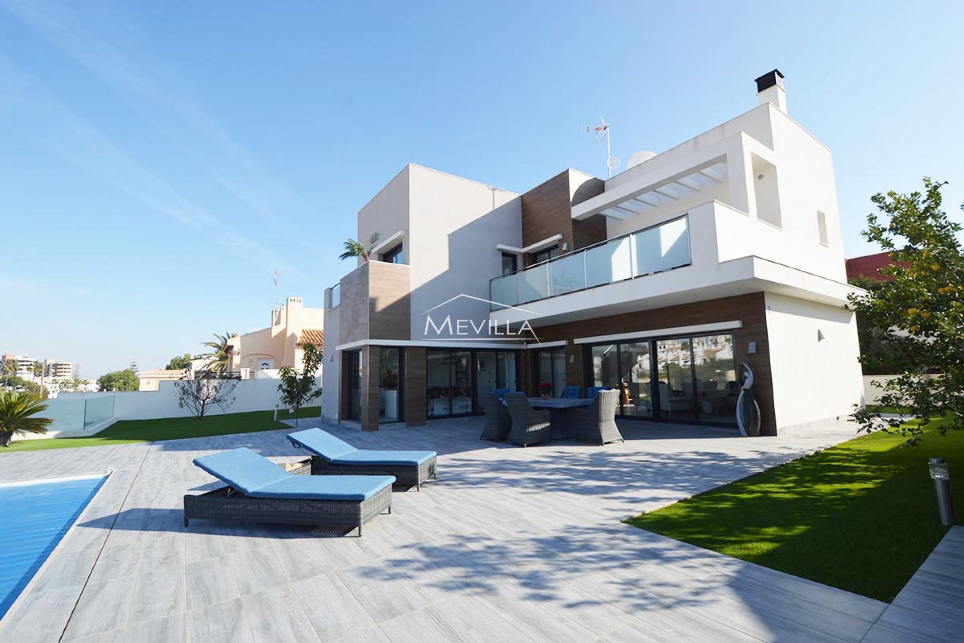 VILLA OF MODERN CONSTRUCTION WITH LARGE PLOT IN CABO ROIG