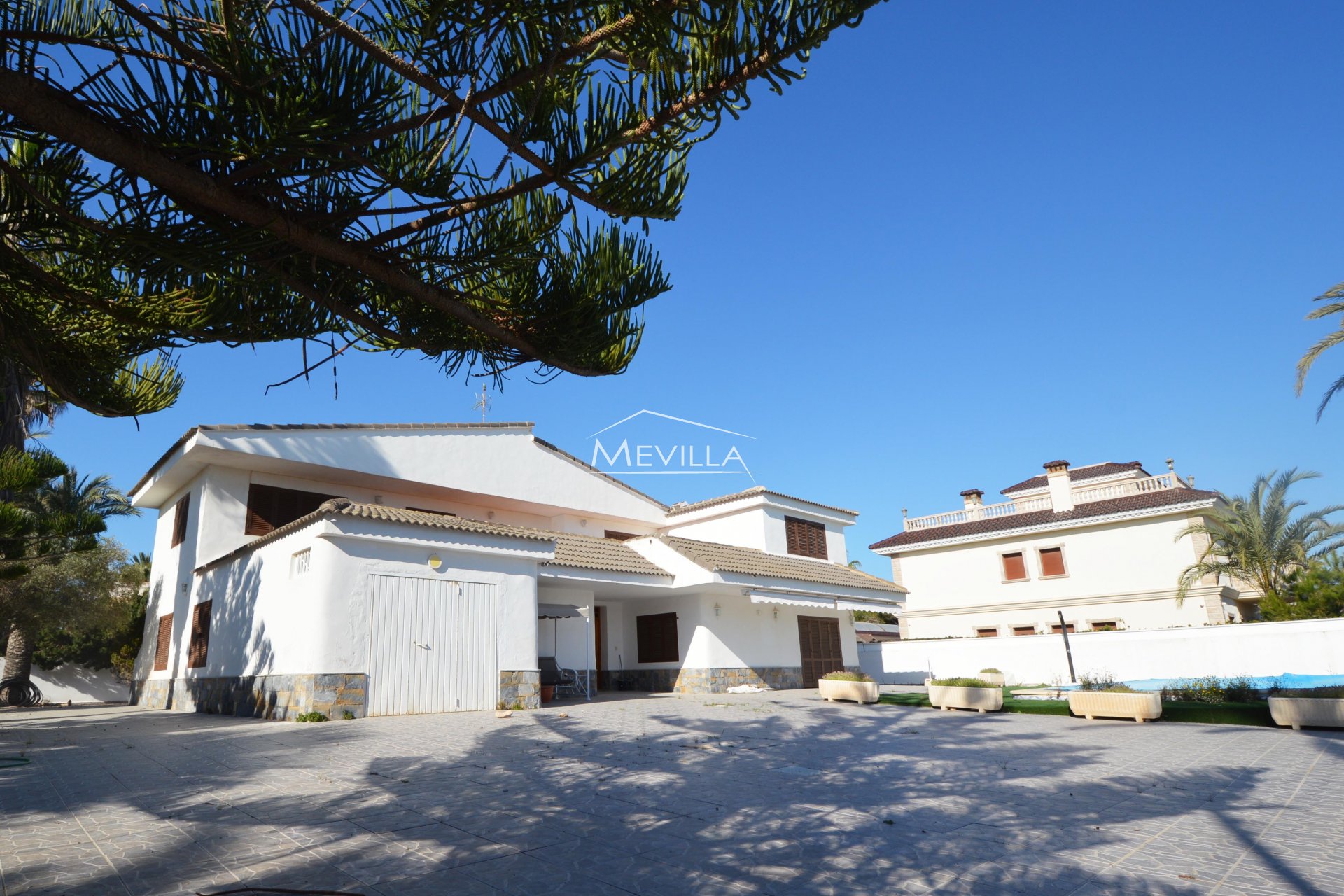 Villa with a garage