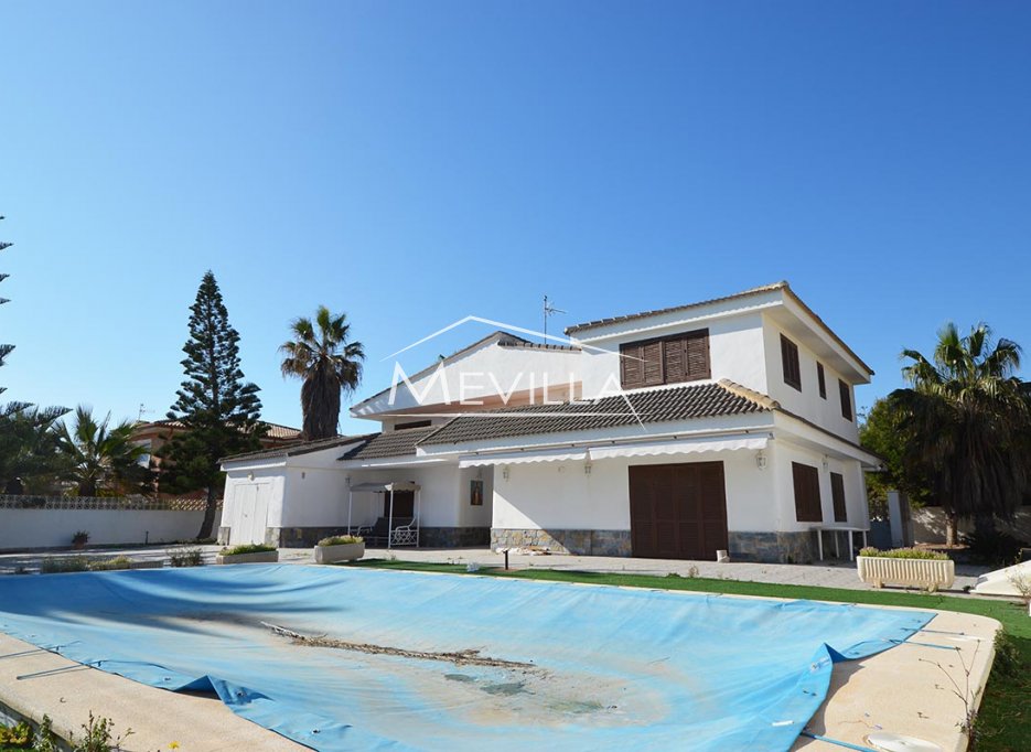 VILLA WITH A LARGE PLOT IN CABO ROIG FOR SALE