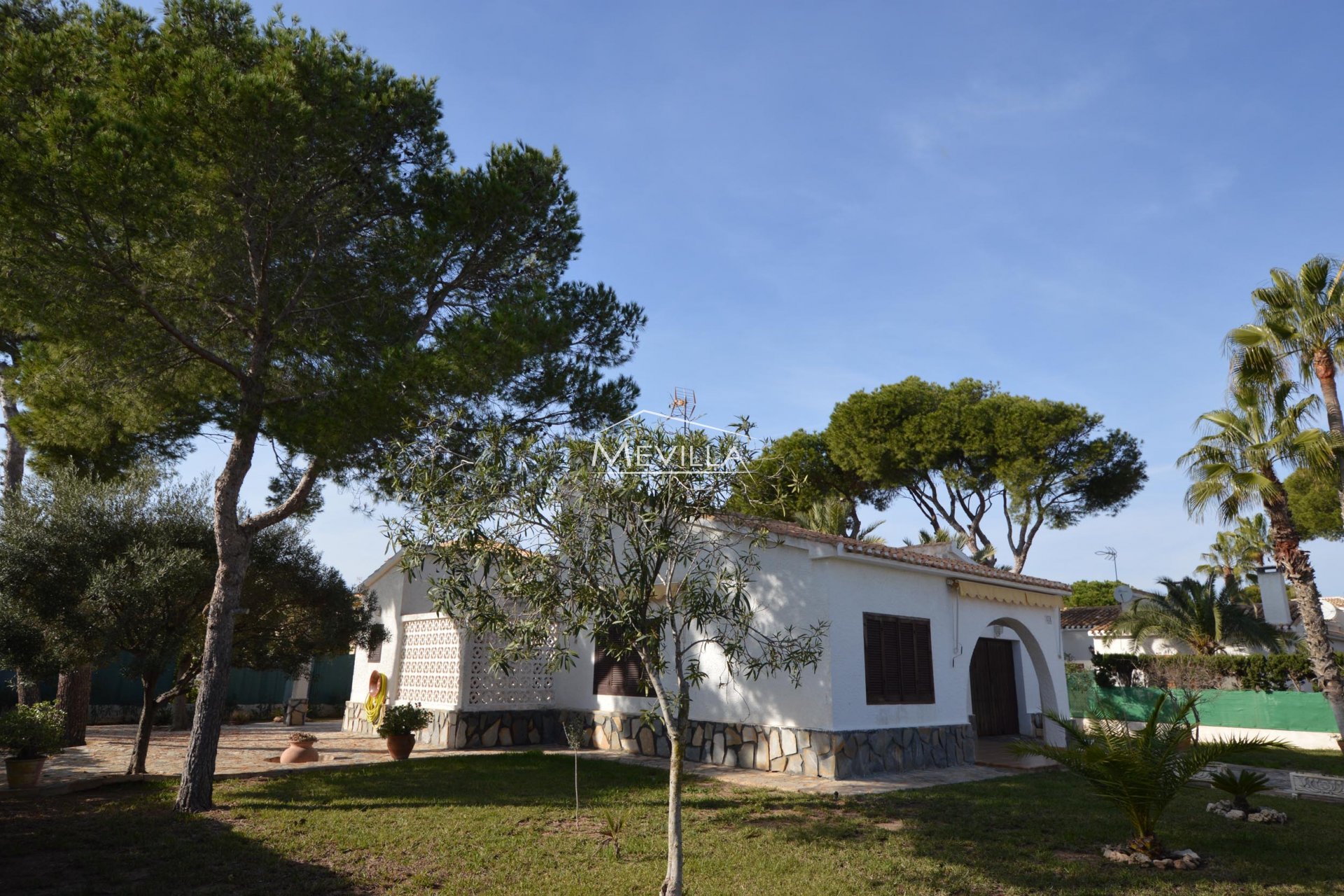 Villa with garden 