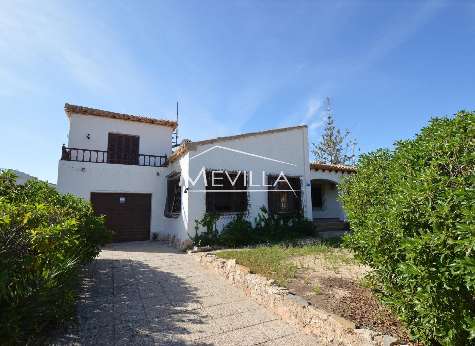 VILLA WITH SEA VIEWS VERY CLOSE TO THE BEACH